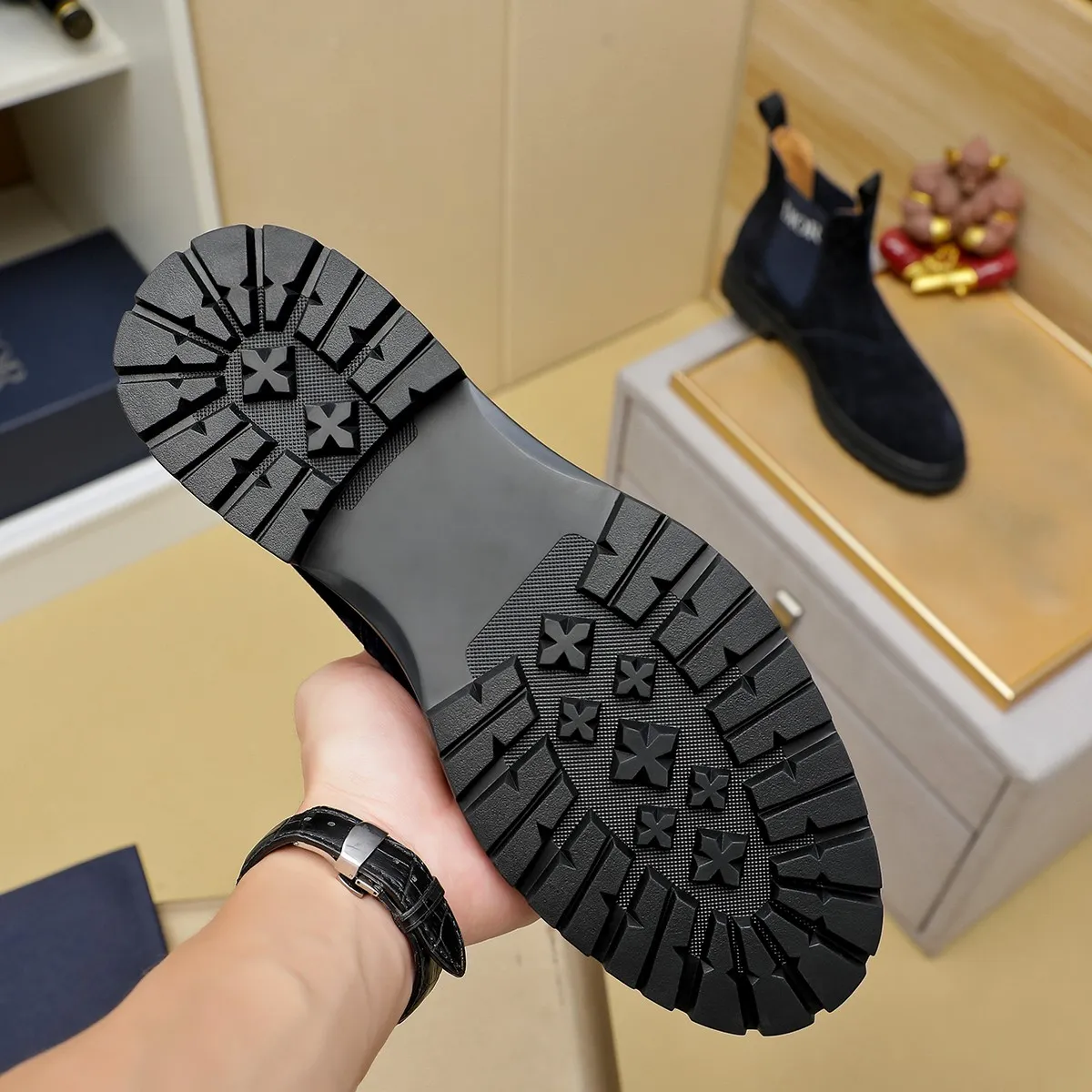 Ex-factory price: 480⌚️⌚️"Dior" Gaobang short boots⚠️⚠️Top purchasing agent🔍🔍Men's 2023HK counters are on sale simultaneously. Sole: The original sole is specially provided by the original factory. The exclusive movable molded sole is super comfortable. The original factory and the single product are handmade🔍🔍. The details determine the quality. We only make shoes with care. You can enter and exit the counter at will. Welcome to compare. 🇮🇹Size: 38-444️⃣Colors available